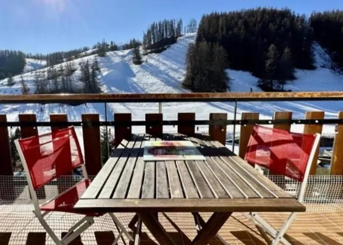 Deux Pieces Face Aux Pistes
