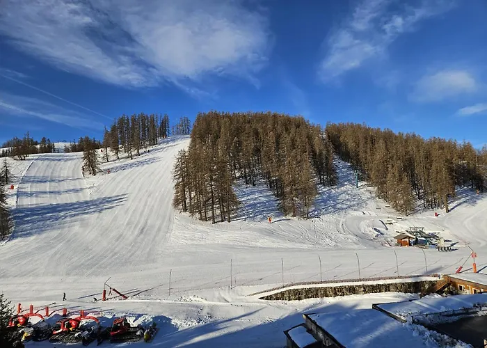 Deux Pieces Face Aux Pistes