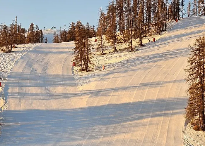 Deux Pieces Face Aux Pistes